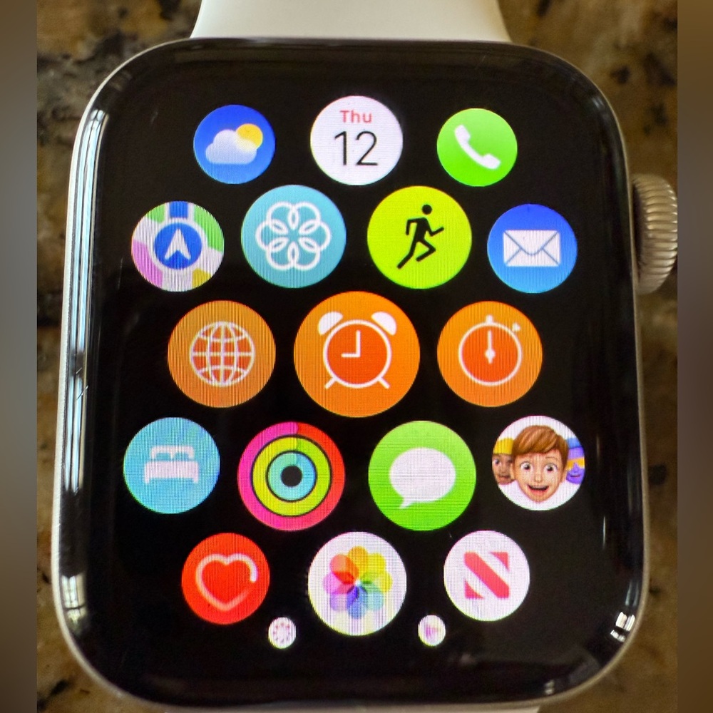 Apple Watch SE (2nd Gen) 40mm Starlight Aluminum, Excellent Condition + Charger - Picture 6 of 12